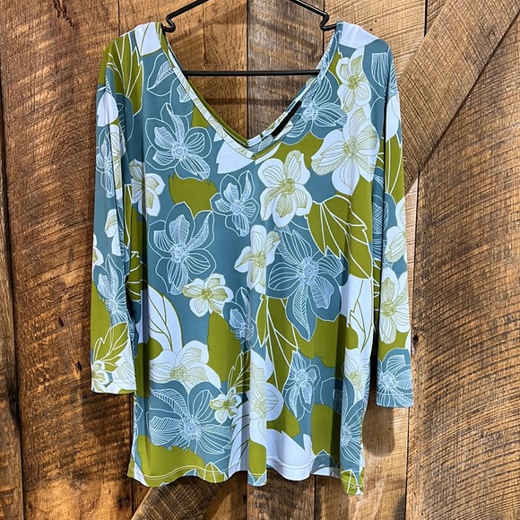 Venezia Tops - 2/$15 Venezia Knit Top 3/4 Sleeve V Neck & Back Floral print